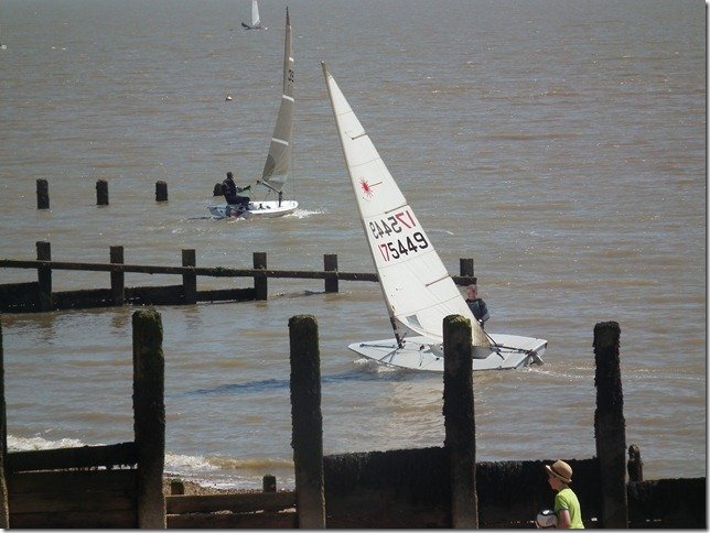 Escaping the current on the upwind leg