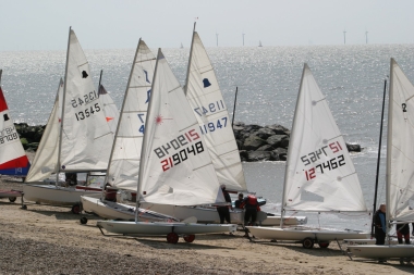 Rigging-up on the beach in deceptively looking calm conditions