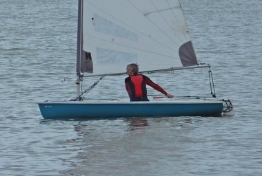 Peter Downer slips through the water in his Comet, on the way to the first mark