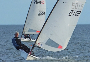 Martin Chivers leads Derroll Pedder on an exhilarating reach