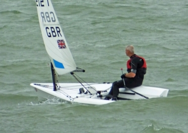 Tim Dye reaching to the AWS buoy in his RS Aero prior to winning the London Trophy