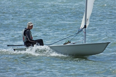 Yvonne Gough surfs her Laser as she heads back towards the finish
