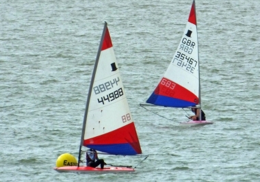 The leading Toppers round the Eastcliff mark