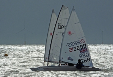 Ken Potts's RS Aero, sandwiched between Adam Kedge and Andy Dunnett's Lasers, feels the squeeze