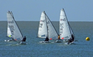 The leaders, closely bunched, as they reach the Eastcliff buoy