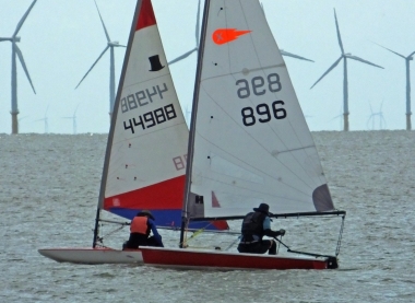 Chris Maloney, in his Comet, challenges Finley Taylor's Topper in the Potterers Pot