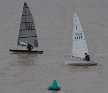 Close encounters in the Solo race between Derroll Pedder and Chris Maloney