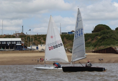 Ken and Simon lead at the start