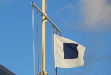 The shorten course flag alerts the competitors to a reduction from three to two laps