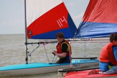 Callum passes to the stern of Taylor's Topper