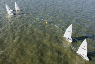 Ken Potts leads, with Simon Clarke immediately behind him, and Paul Stanton, Robert Mitchell and Brian Allen giving chase