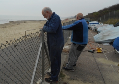 "Eric - I've got my fingers stuck in the straining wire!!" says Vice Commodore Dave