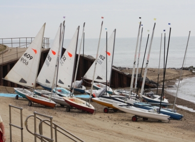 Comets get rigged on the beach